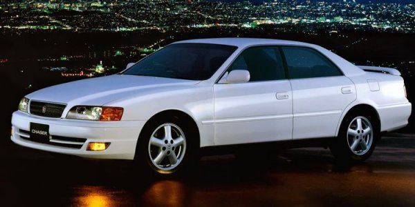 Малцина извън Япония са чували за този голям седан, който на хартия звучи като най-великата идея на Toyota, раждала се някота. Chaser беше за Япония това, което е Camry за Северна Америка, но има две основни разлики. Този модел се предлагаше с двигатели от серията JZ I6 и по подразбиране беше със заoно предаване. А това го правеше идеален за дрифт, като в същото време разполагаше с просторен салон с 5 места и голям багажник.