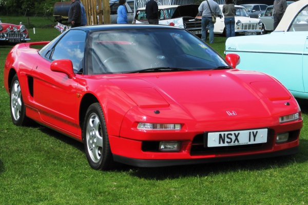 Легендарната Honda NSX е спортен модел със средно разположение на мотора, който освен прибиращи се фарове изполва (първи в света) свещи от платина и бутала от титан. Върху настройката на шасито е работил самият Айртон Сена.
