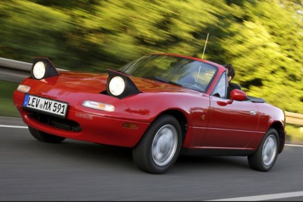 Вероятно най-забавният "сляп" автомобил в историята, който и до ден-днешен е обичан от много хора. Успехът му е толкова голям, че първото поколение се произвежда близо 10 години - от 1989 до 1998 г.
