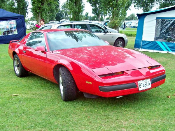 Вероятно, това е автомобилът, който е най-преданият фен на скритите фарове. Те се използват при третото и четвъртото му поколения, както и при различните версии на автомобила до 2002 г. При Firebird фаровете не са опция, а просто нямат алтернатива.
