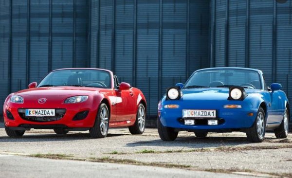 Всъщност, причините за отказването от "слепите" фарове не са в промяна на вкусовете на потребителите, а фактът, че тази технология просто не е практична за ежедневно използване. Гвоздеят в ковчега на системата е забит от новите изисквания за безопасност, които регулират поставянето на допълнителни елементи по каросерията с цел предпазване на пешеходците. Тези изисквания могат да бъде заобиколени, но новата  конструкция е прекалено сложна за коли от масовия сегмент.
