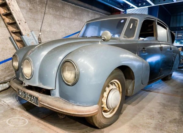 Година: 1948
Още едно доказателство, че мистериозният Палмен е бил познавач на автомобилната история. Tatra T87 не е сред най-популярните колекционерски модели, но всъщност е един от върховете в автомобилостроенето на 30-те години - и основен източник на вдъхновение за Фердинанд Порше при създаването на легендарния Volkswagen Beetle (заради това "вдъхновение" впоследствие VW изплати компенсация на чешката държава). Тази конкретна бройка е от следвоенната серия, но все така е със задно разположен V8 с въздушно охлаждане и 85 конски сили. Т87 има революционна за времето си аеродинамика, независимо окачване и дискови спирачки - все новости за епохата. Само 3056 бройки от този автомобил са били произведени. 