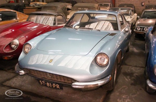 Година: 1968
Луксозен гранд турър, произвеждан от Ferrari между 1967 и 1971. Под капака е легендарният V12 с 4.4 литра работен обем, максималната скорост е 245 км/ч. Това е съчетано с необичайно комфортен за тогавашните ферарита интериор. Освен това колата е доста рядка - само 801 са били произведени. Тази е в оригиналното си състояние и с едва 4769 км на километража. 
