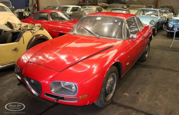 Година: 1965
Базирана върху по-обикновената Alfa 2600 Sprint, Zagato 2600 SZ е един от най-редките модели на италианците от 60-те, произвеждан само в рамките на две години и в едва 105 екземпляра. 2.6-литровият шестцилиндров мотор развива 145 конски сили и 215 км/ч, а ускорението до 100 км/ч отнема около 9 секунди - доста бързо за епохата. Но най-отличителното качество на тази кола, разбира се, е външният дизайн. Конкретният екземпляр е само на 41 681 км. 
