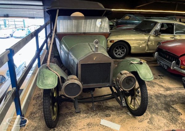 Година: 1912
Така е изглеждал "малкият градски автомобил" преди 110 години. Singer 10 e дело на едноименна британска компания, и е произвеждан между 1912 и 1924 година. 4-цилиндровият мотор развива 10 конски сили и максимална скорост около 95 км/ч. Произведени са общо към 6000 бройки, но от първата производствена серия през 1912 са останали само шепа автомобили. 