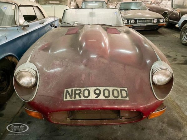 Година: 1966
Множество класации през годините са определяли тази кола за най-красивата в историята, и дори под дебелия слой прах не е трудно да се види защо. Създаден по проект на авиатора Малкълм Сейър, Е-Type е съчетание от удивителна за епохата бързина (4.2-литров двигател, 240 км/ч максимална скорост и 7 секунди от 0 до 100 км/ч) и сравнително достъпна цена. Особено на фона на американските конкуренти. Разбира се, днес цените са всичко друго, но не и достъпни. Както и бихте очаквали от автомобил, произведен само в 6749 екземпляра. 
