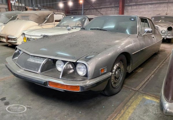 Година: 1972
Абсолютният връх - и фаталната стъпка - за Citroen през 70-те години. SM е замислен като луксозен модел, едно стъпало над легендарния DS, и е пълен с футуристични решения. Но френското законодателство затруднява домашните продажби, а износът за Америка е саботиран всячески от американските власти, които се заяждат дори с неща като затворените зад стъклен капак фарове, и настояват за преработка. Накрая проектът се оказва толкова скъп, че окончателно тласка Citroen към банкрут и поглъщане от конкурента Peugeot. 
Този конкретен автомобил е именно от преработената американска серия. Задвижва се от 2.7-литров V6 от Maserati (по онова време - собственост на Citroen), развива 170 конски сили и 220 км/ч максимална скорост. Изминал е 34,000 мили. 