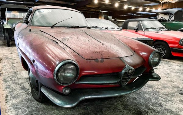 Година: 1961
Класически модел на Alfa, произвеждан между 1957 и 1962 година. За основа служи обикновената Giulietta Sprint Coupе, но версията Speciale е с каросерия по дизайн на Bertone, която подобрява осезаемо аеродинамиката. 1.3-литровият мотор развива 100 до 116 коня, в зависимост от версията, максималната скорост е около 190 км/ч. Това е и една от първите коли в историята с дискови спирачки и отпред, и отзад - в ярък контраст с Corvette от същата ера. Произведени са само 1,366 бройки. 
