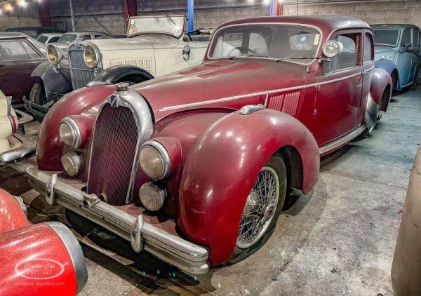 В колекцията всъщност има не е един, а цели два екземпляра от този много рядък модел. Record T26 Coupе се прави между 1946 и 1953 от френската компания Talbot Lago, наследник на някогашната Daracq и на британската Talbot. Това е луксозен автомобил, предвиден за висшите класи. Задвижва се от 4.5-литров шестцилиндров мотор с мощност до 165 конски сили. Елегантният дизайн е наследство от златната ера на френските производители през 30-те години. Произведени са около 750 бройки. 