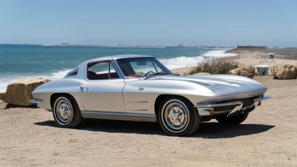 Тази версия на модела е единствената с разделено задно стъкло, като се произвежда само през 1963 година. Под капака е поставен V8 двигател с 340 к.с. Скоростната кутия е 4-степенна механична, като се твърди, че колата е претърпяла основна реставрация, преди Пърт да я купи през 2011 година.