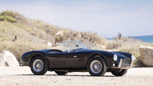 Не всички автомобили от колекцията Silver Surfer са сребърни. Тази оригинална, ранна Cobra е черна, като е оборудвана с V8 двигател на Ford. Барабанистът на Rush се сдобива в автомобила през 2015 година, като се очаква по време на предстоящия търг тя да пробие бариерата от 1 млн. долара.