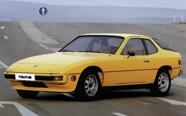 Моделът 924 е съвместен проект между компаниите Porsche и Volkswagen. Първата се нуждае от кола, която да замени 914, а втората иска купе от висок клас. В крайна сметка обаче Volkswagen се отказва и решава да пусне на пазара Scirocco, който е базиран на Golf. Това принуждава Porsche сам да завърши проекта по създаване на наследник 914, но е твърде късно да бъдат изкоренени корените на Volkswagen. 

Първоначално 924 получава 2,0-литров четирицилиндров двигател, който е споделен с Audi 100 и Volkswagen LT, и четиристепенна ръчна скоростна кутия, взета от складовете на Audi. Производството се извършва в бивша фабрика на NSU, разположена в Некарсулм (Германия). Мнозина обаче твърдят, че 924 не е истинско Porsche, тъй като има предно разположен двигател и определено носи духа на Volkswagen. Появилата се по-късно версия Carrera GT обаче е много ценена от колекционерите.