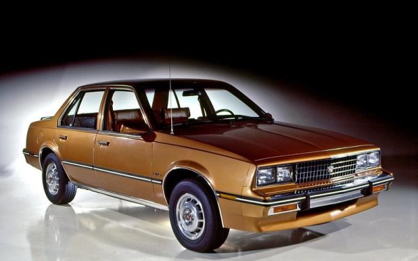 Cadillac се обръща към Chevrolet за помощ за разширяване на гамата си, за да може да се конкурира с набиращите популярност европейски модели като Saab 900 и BMW 3-Series. Това, което последва, беше една от най-големите илюстрации на така наречения „бейджинженеринг“ и доведе до сериозно объркване. Излезлият през 1982 г. Cimarron представляваше Chevrolet Cavalier (посредствен модел от начално ниво, който е свързан с европейския Opel/Vauxhall Cavalier).

Като типичен Cadillac, автомобилът предлагаше богато оборудване, но като усещане и пътно поведение беше далеч от моделите на марката. Затова и в рекламите го наричаха „Cimaron, от Cadillac“ вместо Cadillac Cimarron. Това беше първият четирицилиндров автомобил на марката от 1914 г. насам, като шефовете на компанията се надяваха да продават по 50 000 бройки от него. Максималният резултат, постигнат през 1982 г., беше 25 968, а Cimarron се превърна в един от най-големите провали в историята.