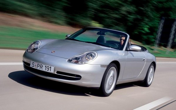 Porsche направи значителни промени в 911 (поколение 996), което беше представено през 1997 г. и повечето от тях не бяха приветствани от феновете. Автомобилът изглежда различно от своите предшественици, защото е получи някои дизайнерски елементи от по-малкия Boxster. Освен това, звучи различно зарази 6-цилиндровия двигател, охлаждан с вода, а не с въздух. Този мотор има някои механични проблеми, а също така не отговаря на стандартите за емисии и шум, което хвърли още по-голяма сянка върху модела като цяло. 