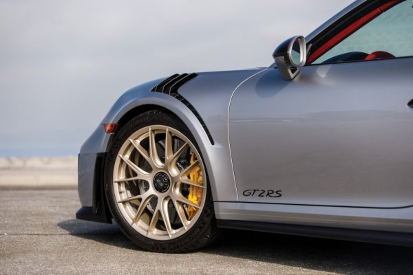 С размери 410 милиметра отпред и 390 милиметра отзад, споменатите ротори са съединени от шест- и четири-бутални алуминиеви моноблокови апарати, завършени в запазената марка на Porsche ярко жълто. Самото 911 Turbo GT2 RS е със задвижване на задните колела и разполага със 700 к.с. при 7000 оборота в минута, доставяни от 3,8-литров шестак. Този двигател тип „боксер“ досгавя 750 Нм въртящ момент, достъпен между 2500 и 4500 оборота в минута.