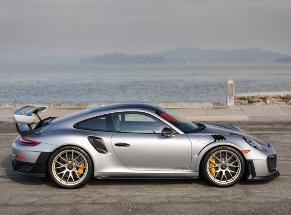 Версията GT2 се появи през 1993 г. за поколението 993, първоначално създадено за хомологация. Предлагано между 2017 и 2019 г. за моделните години от 2018 до 2020 г., 991 GT2 RS е считано за най-свирепото от всички. От Porsche са категорични, че керамичните спирачки на този автомобил са най-добрата спирачна система, разработвана някога от компанията.