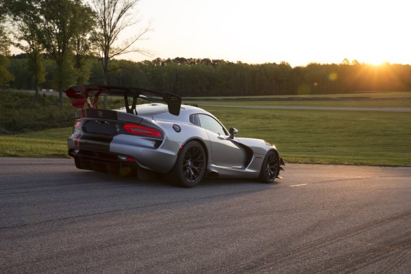 Оборудван с въглеродно-керамични матрични спирачки, разработка на Brembo, Viper ACR с използва предни и задни ротори от две части, притиснати от шест- и четири-бутални апарати. С пакета Extreme Aero, чудовището с V10 двигател развива близо тон притискателна сила при скорост от 285 км/ч.