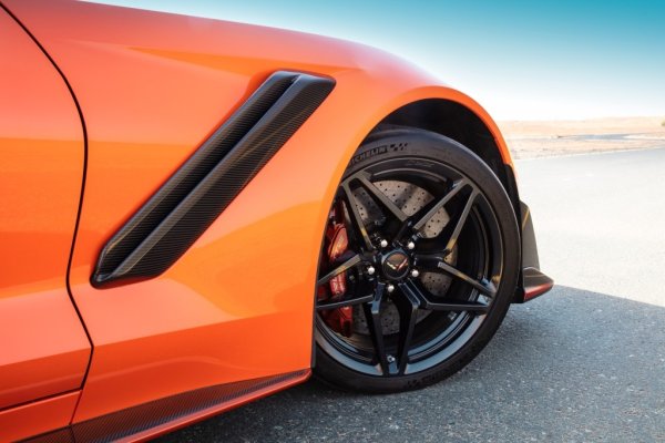 Подобно на Viper ACR, най-добрият вариант на седмото поколение Corvette също се предлага с допълнителен пакет – ZR1. Той добавя по-високо фиксирано задно крило, капачки от въглеродни влакна за предния сплитер, гуми Michelin Pilot Sport Cup 2 и специфични настройки на шасито. За разлика от C8 само, предлаган само с трансмисия DCT, всеки вариант на C7 може да бъде с автоматичен преобразувател на въртящия момент или  с ръчна кутия.