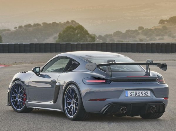 Всичко това е доста скъпо. Чисто ново 718 Cayman с 4-цилиндров мотор се оценява от дилърите на марката на 63 400 долара, а GT4 RS струва 149 000 долара. Пакетът Weissach добавя 13 250 към сумата. Джантите от магнезий се предлагат и отделно срещу 15 640 долара.