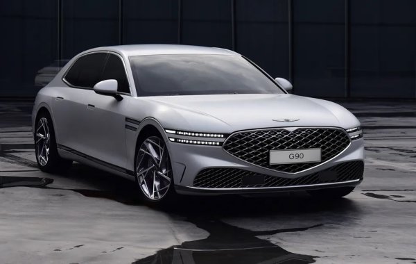 "Новобранецът" в премиум сегмента. Минаха само няколко години, откакто Hyundai реши да обособи Genesis като отделна марка. Все още по-достъпен в ценово отношение от германските си конкуренти, корейският седан се опитва да ги надмине като оборудване - с неща като система за активно шумопотискане, доста напредничав автопилот и дори способност сам да ви предлага позиция на седалката, настроена според спецификите на тялото ви. 
Стартова цена:  $80,000
