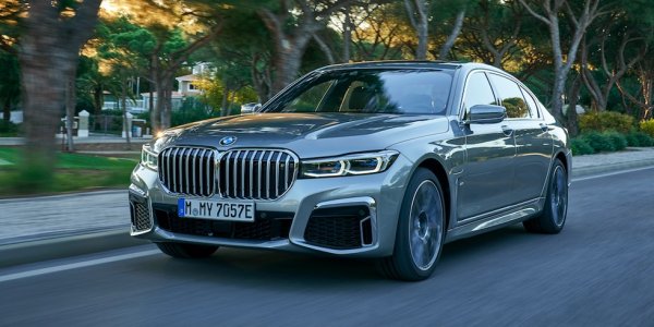 Тук става дума за актуалното шесто поколение, а не за седмото, което бе представено преди седмица и ще се появи на пазара през ноември. Текущата "седмица" предизвиква дискусии заради огромната си решетка, но всичко друго в нея е абсолютно безспорно от най-висша класа. 
Стартова цена: $86,800
