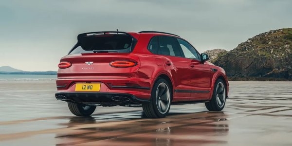 Технологично Bentayga е на една и съща платформа с Audi Q7 и Volkswagen Touareg. Но ако имате съмнения за луксозния му характер, ще ви кажем само, че като опция можете да си поръчате часовник на таблото от Breitling за... 160,000 долара, повече от половината коли в тази класация. 
Стартова цена: $166,425
