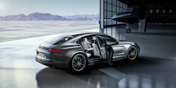 Ако обикновената Panamera Turbo или Turbo Sport Turismo ви се струват прекалено пролетарски, съществува и удължената версия Executive. Като задвижване и технологии тя е идентична с Turbo S, но с доста повече простор на задната седалка и някои допълнителни глезотии, разбира се. 
Стартова цена: $190,200
