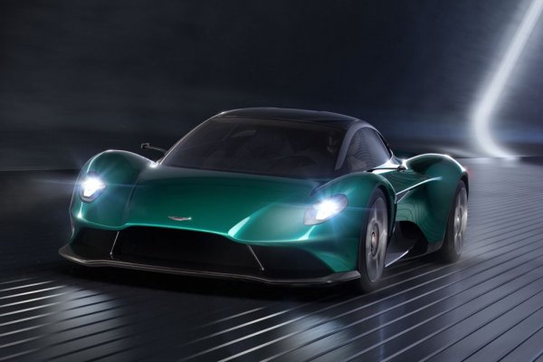 Следващият Vanquish ще е доста различен от досегашния - суперкола с централно разположен двигател, която ще се бори с конкуренти като Ferrari F8 Tributo, бъдещия наследник на Huracan в Lamborghini, и с McLaren 720S. Очаквайте цена, стартираща от четвърт милион евро.
