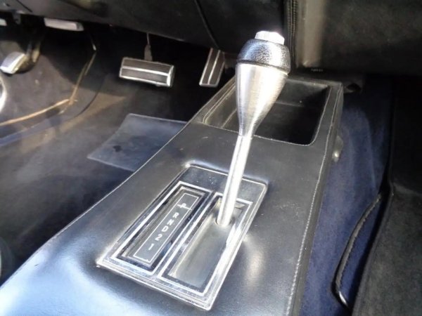 Факт е, че някои от моделите на Monteverdi се отличават с непреходна елегантност и дъх на италиански дизайн. Това обаче не променя факта, че в автомобилите на марката винаги има по нещо мачовско и американско. Просто погледнете този скоростен лост - изглежда като че се намира в американски масъл кар, модифициран за драг надпревари...