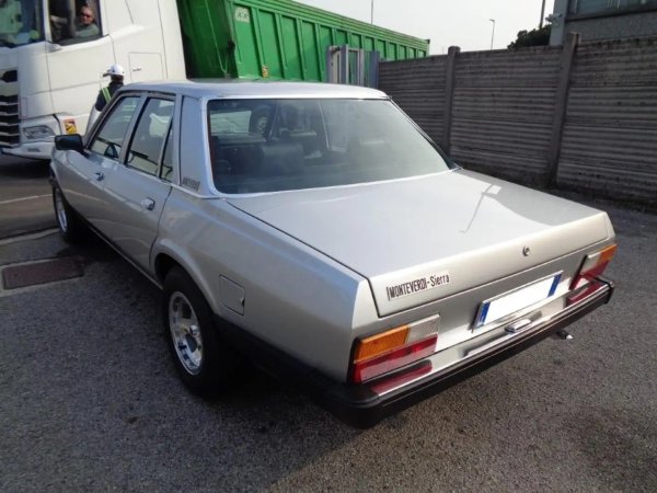 Отвън този модел на Monteverdi прилича на Lancia или Alfa Romeo - или на друг италиански модел от края на 70-те или началото на 80-те. Правите и геометрични линии и пропорциите са типични именно за италианското течение в автомобилния дизайн през онези години. И нищо чудно - стилистиката е дело на дизайнерското студио Carrozzeria Fissore.