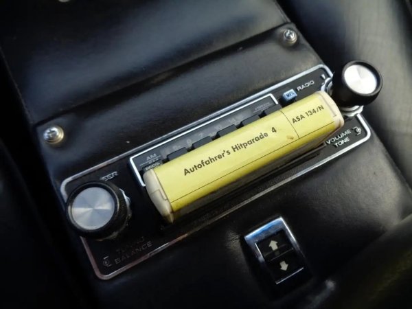 Monteverdi, подобно на други малки производители, много държат да са различни от останалите. Понякога този стремеж има и странни измерения. Да вземем например мястото, на което е разположен радио-касетофонът...