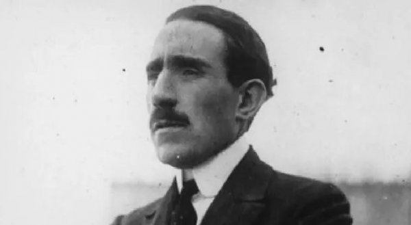 Луи Рено, роден на 12 февруари 1877 като четвъртото от шест деца в семейството на текстилен фабрикант, от млад се увлича от двигателите. Освен карданната предавка, за негови изобретения се смятат също сменяемата запалителна свещ, хидравличните амортисьори, наклонената кормилна колона, сгъваемите седалки. 
От 1903 година нататък компанията Renault вече сама си произвежда и двигателите, след като преди това ги е купувала от De Dion-Bouton. 
