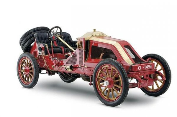 Братята Рено рано осъзнават какъв рекламен потенциал се крие в автомобилните състезания, чиято популярност расте от ден на ден. И Марсел, и Луи участват в различни надпревари - докато през 1903 Марсел не загива при злополука по време на пробега Париж-Мадрид. След тази трагедия Луи никога повече не участва в състезание. 
През 1906 тежко разболелият се Фернан напуска компанията и Луи остава единственият ръководител на Renault, променяйки името й на Automobiles Renault.
