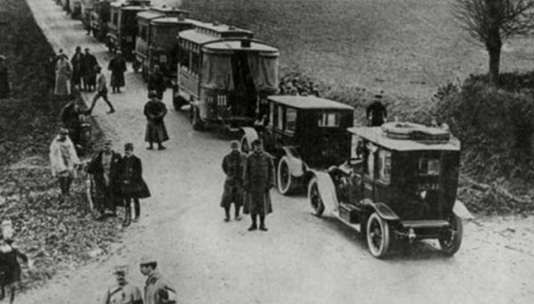 Още след 1907 Renault се налага като основен избор на таксиметровите компании - не само в Париж, но и в Лондон и дори в Ню Йорк. Тези таксита изиграват ключова роля по време на Първата световна война, когато се налага спешно 6-те хиляди войници на генерал Жозеф Галиени да бъдат превозени до фронтовата линия, за да спрат германското настъпление. 600 таксиметрови коли Renault AG-1 са впрегнати за целта. Операцията е успешна и остава в историята като "Марнското такси". Заради това и заради танковете Луи Рено е наречен "спасител на отечеството" и е удостоен с най-висшата държавна награда - Ордена на почетния легион.
