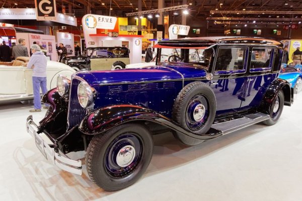 Първата бройка от Voiturette Луи Рено продава на един приятел на баща си Алфред. След това търговията набира скорост и през 1908 компанията е вече най-големият производител на автомобили във Франция, с 3575 продадени екземпляра. Независимо, че цената от 3000 франка е равна на средната заплата на работник за... 10 години. 
Доминацията продължава до края на 20-те години, когато Renault упорства да прави тежки и старомодни модели (като показаното тук Renault Reinastella), и далеч по-напредничавите машини на Citroen излизат начело по продажби. 
Между шефовете на двете компании цари агресивно съперничество, а Луи Рено нарича Андре Ситроен "малкия евреин". После обаче Голямата депресия докарва Citroen до банкрут, докато Renault оцелява благодарение на бизнеса си с трактори и други тежки машини.
