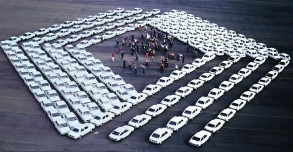 Добре познатата ни ромбовидна емблема на Renault се появява за пръв път през 1925, но тогава е запазена само за луксозната линия модели Stella. Постепенно тя се развива през годините, а през 1972 гениалният график Виктор Вазарели я прерисува в създадения от него стил оп-арт, с триизмерен ефект. 
