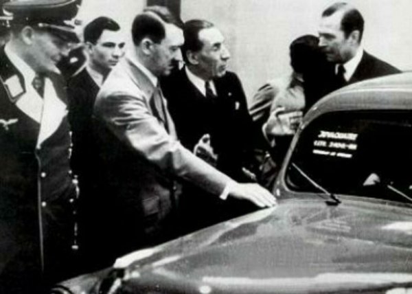 По време на германското нахлуване във Франция през Втората световна война Луи Рено е в САЩ да уговаря доставки на американски танкове за френската армия. Завръщайки се, заварва марионетното правителство на Петен във Виши. В заводите му са пристигнали експерти на Daimler да преценяват как производствените линии да се транспортират в Германия. 
За да спаси завода и работниците си, Луи Рено се съгласява той да произвежда автомобили за Вермахта - но само камиони, не и танкове (снимката е запечатала срещата му с Хитлер). Заводите са бомбардирани тежко от американците и Рено получава удар, губейки речта си. 
След победата на съюзниците е обявен за издирване като нацистки колаборационист. Предлага да се предаде доброволно при условие да не бъде вкарван в затвор преди съдебния процес. Въпреки това е хвърлен в затвора, където изпада в кома и четири седмици по-късно умира при загадъчни обстоятелства. Документите за престоя му в затвора изчезват, отказана е аутопсия. Години по-късно вдовицата му намира доказателства и свидетели, че героят от Първата световна война е малтретиран и в крайна сметка убит с удар във врата, който води до фрактура на гръбначния стълб.
