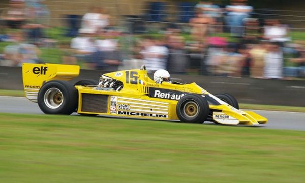 Renault RS01 от 1977 бе първият болид с турбо в историята на Formula 1. По онова време всички останали отбори ползваха тежки трилитрови мотори с атмосферно пълнене. Французите решиха да използват една вратичка, която позволяваше принудителното пълнене, но при обем не повече от 1.5 литра. Много бързо всичките им конкуренти последваха примера им. Но междувременно първото RS01 бе толкова ненадеждно, че всички започнаха да го наричат "жълтия чайник".

