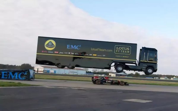 На името на Renault фигурират няколко рекорда на Гинес, примерно за най-дълъг пробег с електромобил (Zoe). Най-зрелищният рекорд обаче несъмнено е този на американеца Марк Райън за най-дълъг скок... с камион с ремарке. Каскадьорът успя да прелети 25 метра зад волана на Renault Magnum. След падането камионът беше напълно здрав, ако не смятаме откачилата се предна броня. 
