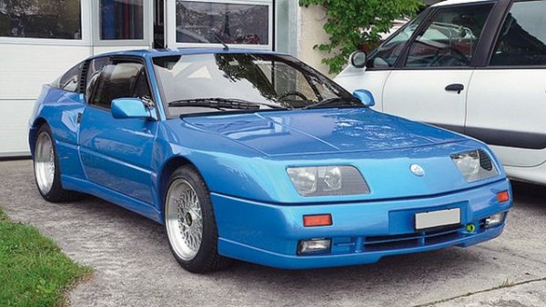 Renault Alpine GTA Le Mans от 1990-91 е една от най-редките коли, правени някога от компанията. Куриозното е, че макар това специално издание да има по-широка каросерия от стандартния GTA модел (а също уникални BBS джанти и други екстри), като механика то е напълно идентично с него, а заради добавения каталитичен конвертор е на практика дори с по-малка мощност!
