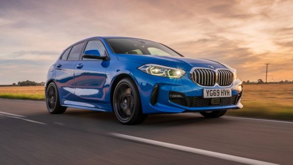 Продажбите на "единичката" на BMW са се сринали почти наполовина (-46%) спрямо същия период на 2021. Основната причина - закъснели доставки заради недостига на микрочипове. От BMW уверяват, че третират всичките си клиенти еднакво, но въпреки това е факт, че производството на по-скъпите модели не е толкова засегнато от кризата. 
