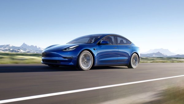 Американският електромобил също не е от печелившите тази година - продажбите в Европа са се свили с цели 39%. Едната причина е в затрудненията с производството, породени най-вече от локдауните в Китай. За втората причина ще стане дума в следващия слайд. 
