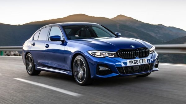 В продължение на десетилетия Трета серия бе най-популярният премиум автомобил в Европа. Сега обаче отчита цели 33% спад на годишна база. Ако се съди по статистиката, част от клиентите са се пренасочили към Четвърта серия (с над 6,000 продажби повече спрямо 2021) и към новото електрическо BMW i4 (6,761 регистрации). 
