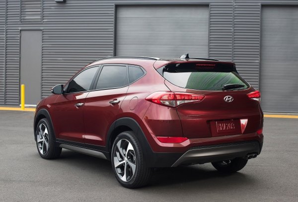 Роботизираната 7-степенна скоростна кутия започва да работи с сътресения след 50 000 км, като има и проблеми със съединителите. Придърпвания често се появяват при шофиране в задръствания и повреда на задната предавка. Осемстепенната автоматична скоростна кутия не понася добре приплъзването.

Окачването също не е от най-здравите, като амортисьорите започват да изтичат още на 50 000-70 000 км. Препоръчва се също така стабилизаторите трябва да се сменят на всеки 40 000-50 000 км.