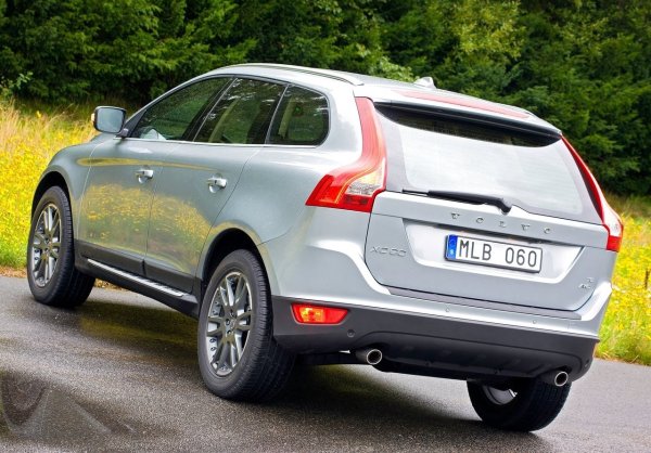 Електрониката не винаги работи стабилно - безключовият достъп понякога отказва, има проблеми с регулирането на огледалата и сензорите. В кормилния механизъм рейката и помпата на сервоусилвателя на волана не са достатъчно надеждни, задвижването на задната врата често излиза от строя.