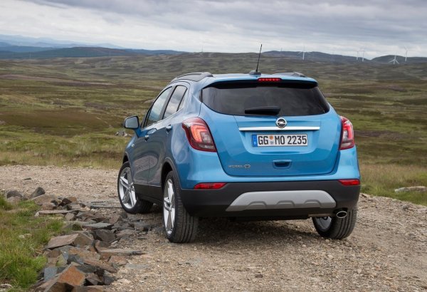 Механизмът за избор и смята на предавките в 6-степенната скоростна кутия M32 се износва на около 100 000 км. Корпусът има и недостатъци - пластмасата на оптиката понякога се напуква без видима причина. През зимата Mokka създава неудобства със замръзващи чистачки и замъгляващи фарове.