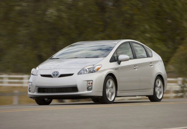Трудно е да се говори за надеждни употребявани автомобили, без да споменем Toyota Prius и по-специално третото му поколение. Неговата хибридна система е не само ефективна, но и невероятно издръжлива. NiMH батерията, e-CVT трансмисията и липсата на съединител го правят идеален модел за стотици хиляди километри с минимална поддръжка.