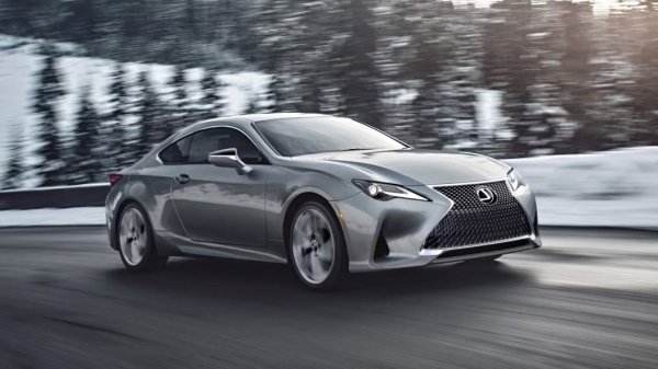 Моделната гама RC е представена за първи път на автомобилното изложение в Токио през 2013 г. и сред нейните предложения е Lexus RC F, елегантно и компактно представително купе с две врати.

RC F може да се похвали с впечатляваща производителност, благодарение на своя 5,0-литров V8 двигател с 472 конски сили. Агрегатът, съчетан с адаптивно окачване, подобрени спирачки Brembo и заден диференциал с ограничено приплъзване, осигурява отлична мощност и възможности за управление. Мощността се насочва към задните колела чрез осемстепенна автоматична скоростна кутия.

Що се отнася до дизайна, RC F изглежда така, сякаш е изсечен от авангарден скулптор, който също е малко бунтар. Сядането на седалките е като да получите голяма, топла прегръдка от облак. Дизайнерите наистина са се постарали с първокласната кожена тапицерия и плюшените повърхности, които ви карат да се чувствате сякаш се носите върху вълшебен килим от разкош.
