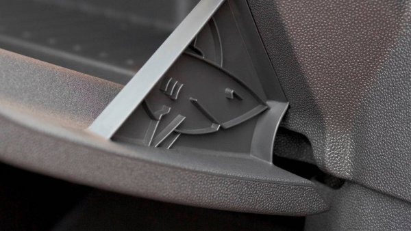 Ако сте собственик на модела Opel Corsa, произведен в периода 2006-2014 година, можете да намерите изображение на акула в жабката. Според слуховете, тя е била залог между двама дизайнери на компанията. Във всеки случай появата на акулата е доста любопитно нещо.