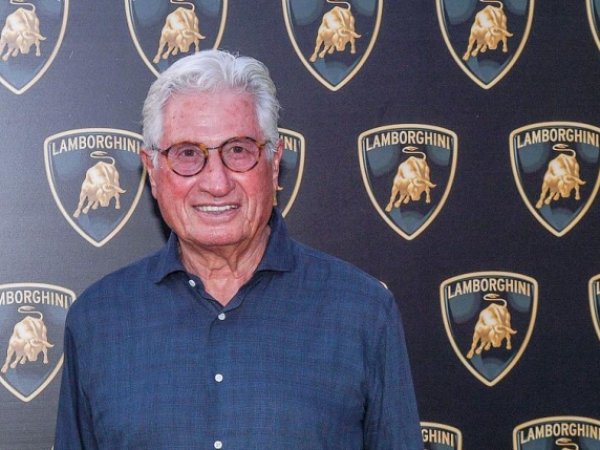 Със сигурност върху мен е повлияло това, че татко, дядо и прадядо, са били стенописци и декоратори. Смятах да тръгна по стъпките на баща ми, като се посветя на рисуването. Именно той обаче ме посъветва да се посветя и на техническото чертане, защото смяташе, че специализацията в това може да ми отвори повече възможности. На 17 години все още не знаех какво е автомобил, но след това малко по малко започна изкачването.
